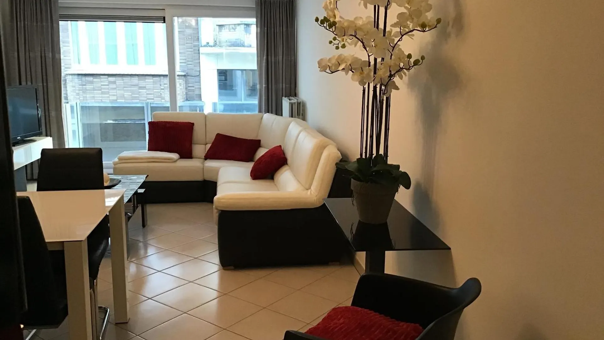 Large 2-Bedroom Apartment In The Heart Of Ostend T91 Belgio